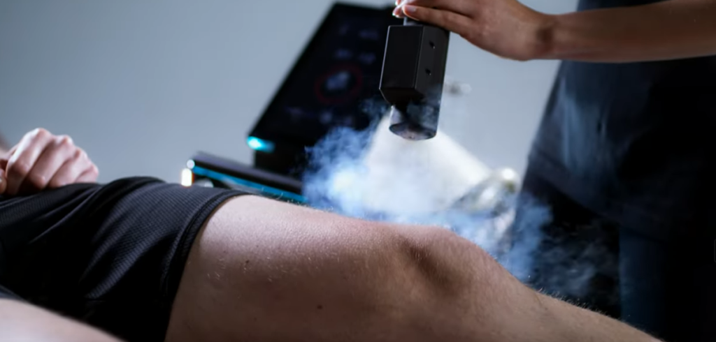 Localized cryotherapy on a patient's knee